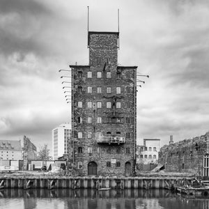 Antigua estructura de almacén frente al río en Polonia en blanco y negro