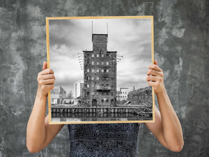 Histórico almacén portuario con ventanas tapiadas