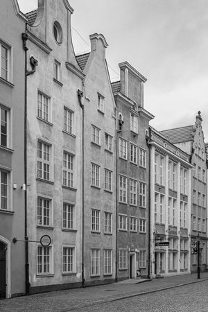 Scène d'architecture urbaine en Pologne avec pignons à gradins et rue pavée