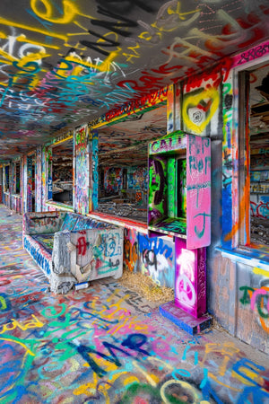 Bunte verlassene Gebäude-Graffiti-Kunst