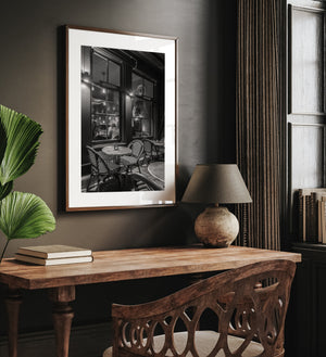 Fotografía en blanco y negro de un café holandés al anochecer