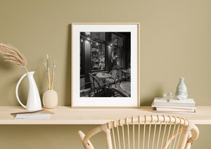 Fine Art Foto de una tranquila cafetería en una calle de Países Bajos.