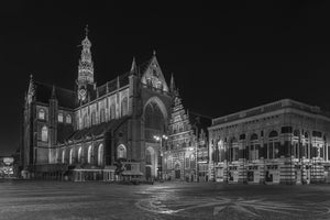 Gotische kathedraalarchitectuur in avondscène