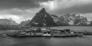 Monochroom zicht op Hamnøy in de winter