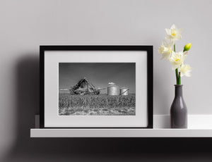 Ancienne grange qui s'effondre avec des silos à maïs