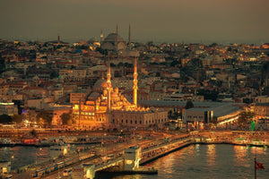 Dramatischer Sonnenuntergang beleuchtet die Skyline von Istanbul und die Galata-Brücke