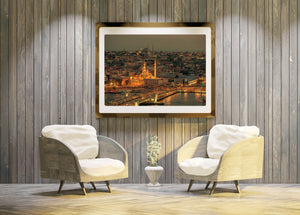Abendlicher Blick auf die Galata-Brücke mit den Lichtern der Stadt Istanbul