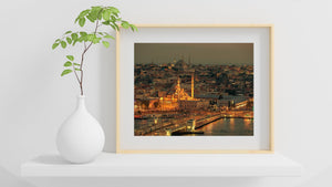 Goldener Sonnenuntergang beleuchtet Istanbul und die Galata-Brücke