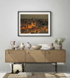 Skyline von Istanbul und Galata-Brücke unter einem farbenfrohen Sonnenuntergang