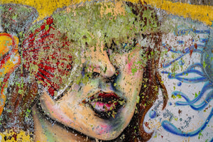 Arte de graffiti urbano con pintura desconchada