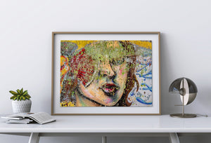 Retrato de graffiti con pintura desconchada en Italia