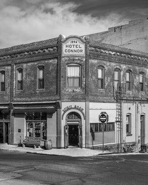 Façade historique de l'hôtel en brique avec entrée cintrée et fenêtres supérieures