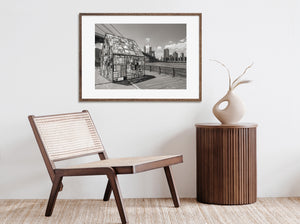 Black and white photograph of Kolonihavehus beside the East River promenade.