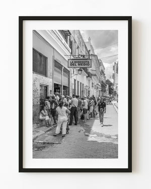 Black and white photo of Havana tourists outside La Bodeguita