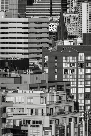 Architecture de la ville de Toronto avec tours modernes et appartements en brique en monochrome