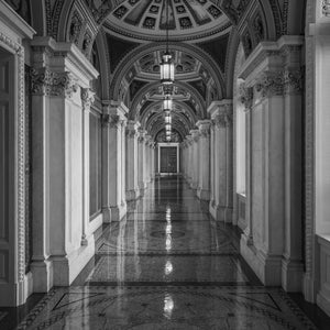 Pasillo del edificio histórico del gobierno con iluminación de linternas