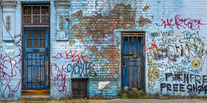 Städtischer Verfall und Kunst an Londons Hinterstraßenmauer