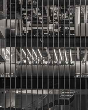 Modern kantoorgebouw in Londen 's nachts verlicht