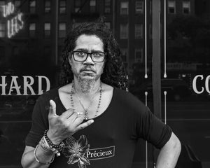 Retrato urbano de hombre con gafas y barba en la ciudad de Nueva York en blanco y negro