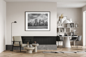 Gratte-ciel du Lower Manhattan vus de l'autre côté de la rivière en noir et blanc