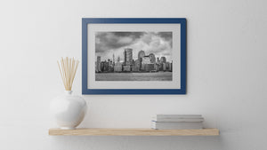 Vue urbaine sur le front de mer des toits de Manhattan dans des tons monochromes