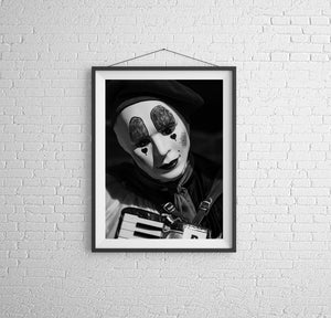 Buitenfotografie met gemaskerde figuren