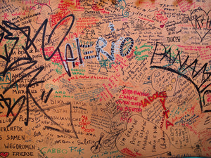 Messaggi e pensieri sono scarabocchiati su un muro | Edizione limitata di 10