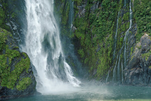 Texture abstraite de cascade sur une falaise de pierre sombre dans le parc national de Fiordland
