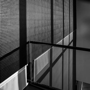 minimalistyczna ściana budynku z cieniami okien i fototapetą balustrad