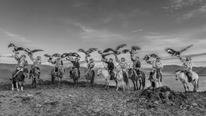 Nomadische Mongoolse adelaarsjagers staan in een rij