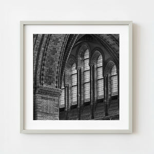 Arcos de piedra góticos dentro de la Grote Kerk Haarlem