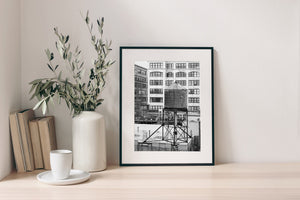 Stadtlandschaft mit einem traditionellen New Yorker Wasserturm