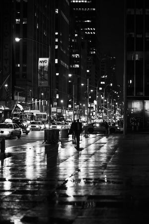 Lumières de la ville se reflétant sur une chaussée mouillée dans un paysage urbain cinématographique Tirage photo
