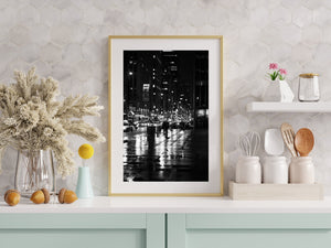 Vue au niveau de la rue des reflets nocturnes de New York transformée en Tirage Fine Art