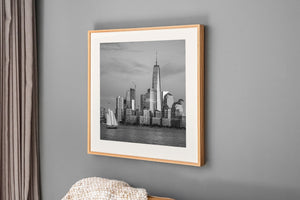Zeilboot en wolkenkrabbers Kunstprint voor aan de muur