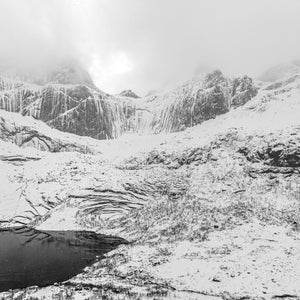 Schwarz-Weiß-Fotografie einer norwegischen Winterlandschaft