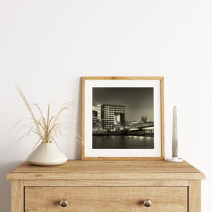Humeurige hemel boven de foto van de rivier de Theems