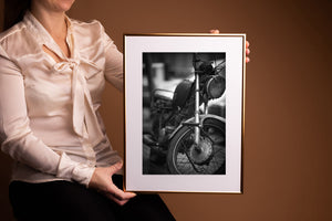 Reisfoto van een versleten motorfiets in Spanje