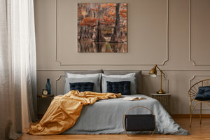 Cama cuidadosamente hecha con ropa de cama gris y manta amarilla en un dormitorio.