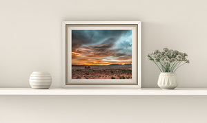 paisaje desértico tranquilo al atardecer con rayos de dios
