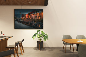 Humeurige avondscène van de Otaru-kanaalgang en gebouwen