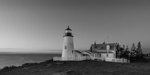 منارة Pemaquid Point ومنزل الحارس باللونين الأبيض والأسود