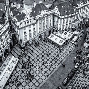 Historische Prager Dächer und gemusterter Stadtplatz von oben