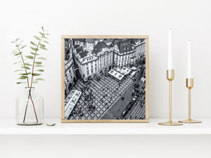 Geometrischer Steinplatz und umliegende Gebäude in Prag