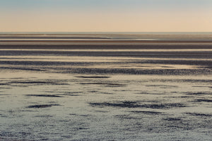 Rustige oceaangolven in de schemering
