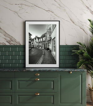 Vue sur la rue pavée dans le paysage urbain historique de Rye en Angleterre