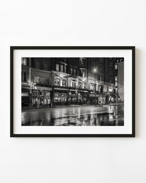 Black and white photo of London pub at night