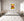 Rotes Telefon an verfallener Wand