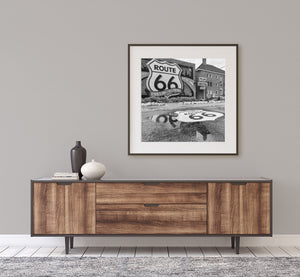 Imagen en blanco y negro del emblemático mural de la autopista y del motel