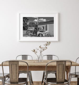 Oldtimer-Lkw-Kühlergrill und abgerundete Karosserie neben einem Blockwandgebäude